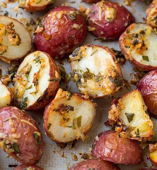 Запечена картопля: 5 цікавих рецептів простої страви