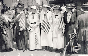 Берта Палмер з жінками на параді