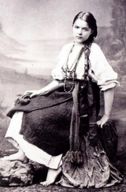 Марія Башкірцева в українському костюмі