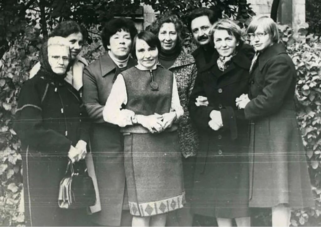 Оксана Мешко з дружинами шістдесятників