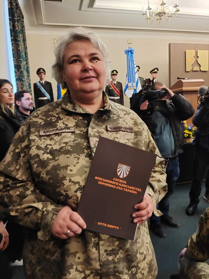 Олександра Андріяшина отримує диплом офіцерки-капеланки