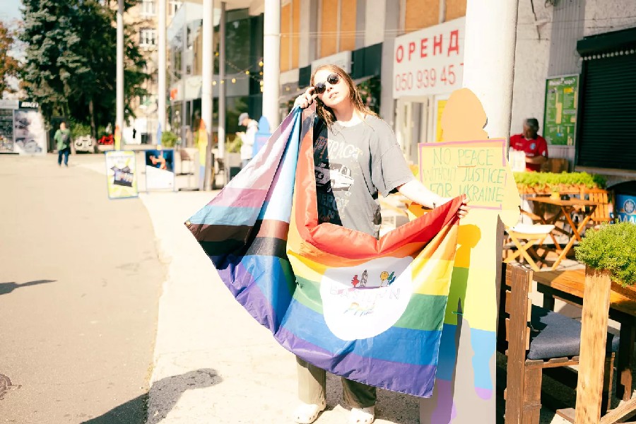 ЛГБТ активістка з прапором