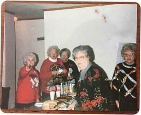 Дев'ять бабусь