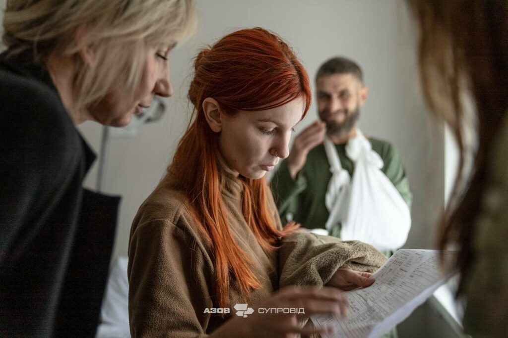 Жінка читає медичну картку біля військового який проходить лікування