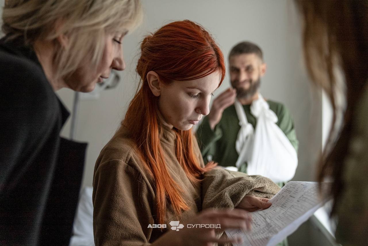 Жінка читає медичну картку біля військового який проходить лікування