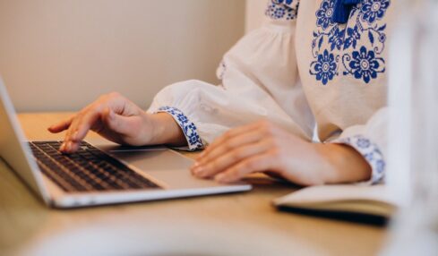 українська